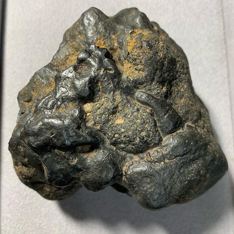 【本物 隕石 原石】磁石もばっちりくっつく未分類鉄質隕石！643g超